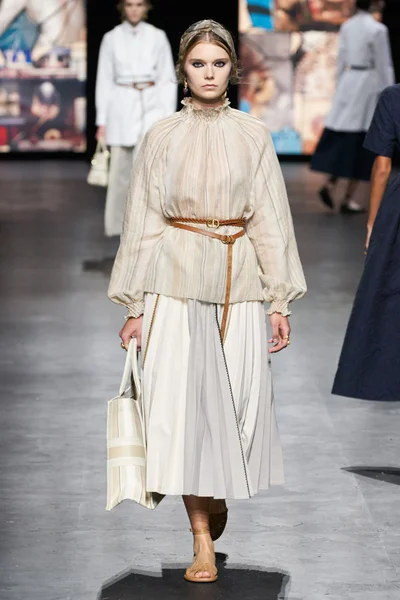 Look 64